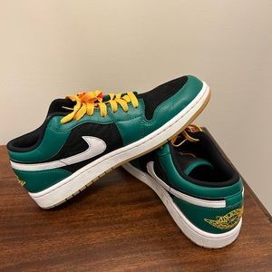 Air Jordan 1 Low SE Christmas size 9.5 mens